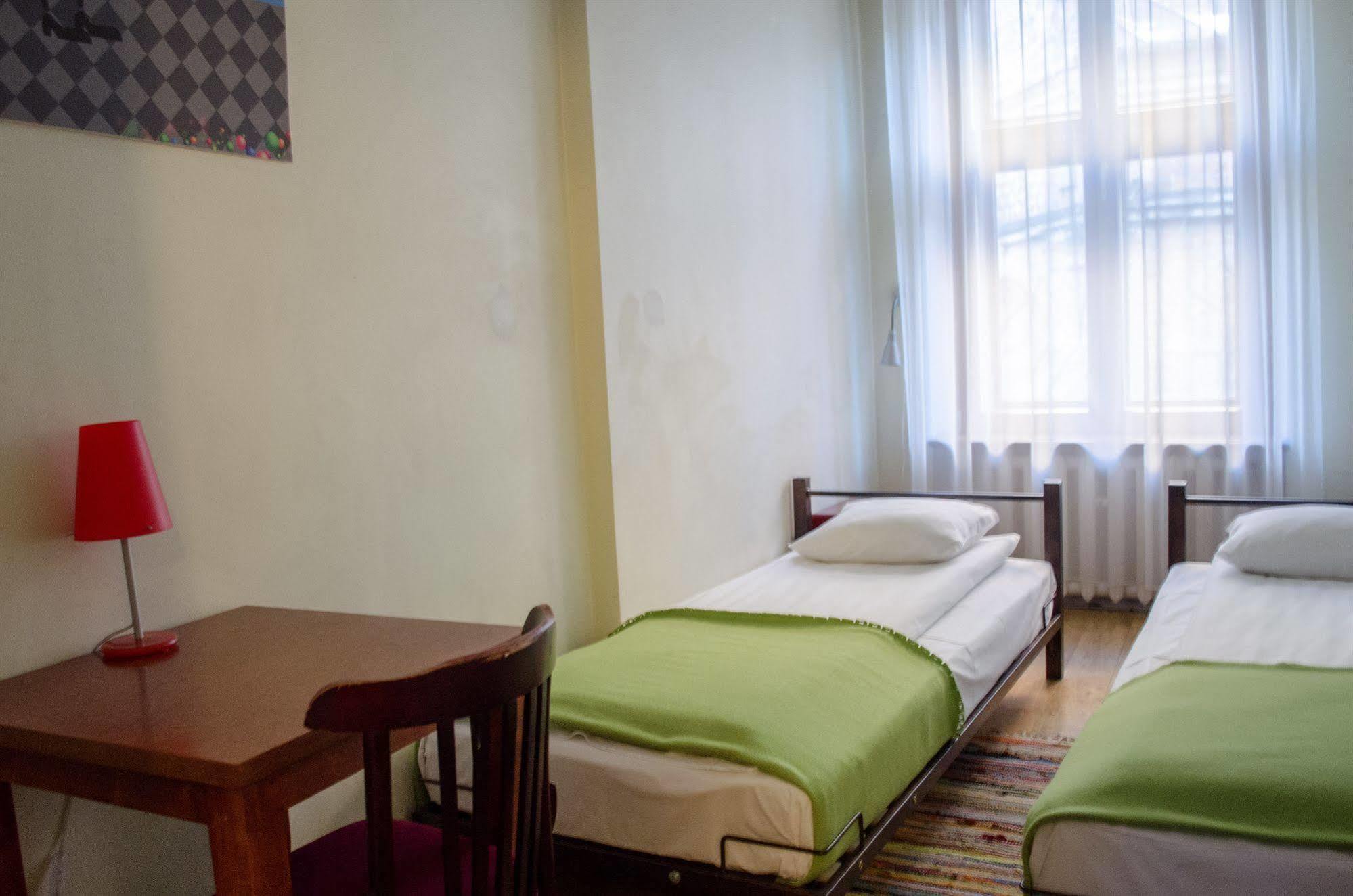 ריגה Red Nose Hostel With Self-Check In מראה חיצוני תמונה