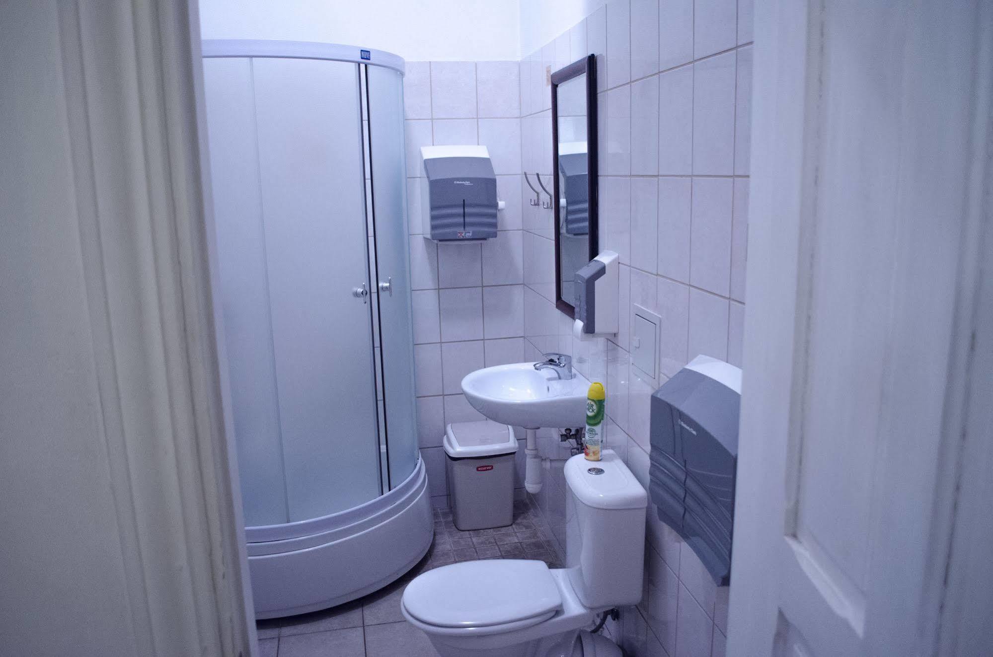 ריגה Red Nose Hostel With Self-Check In מראה חיצוני תמונה