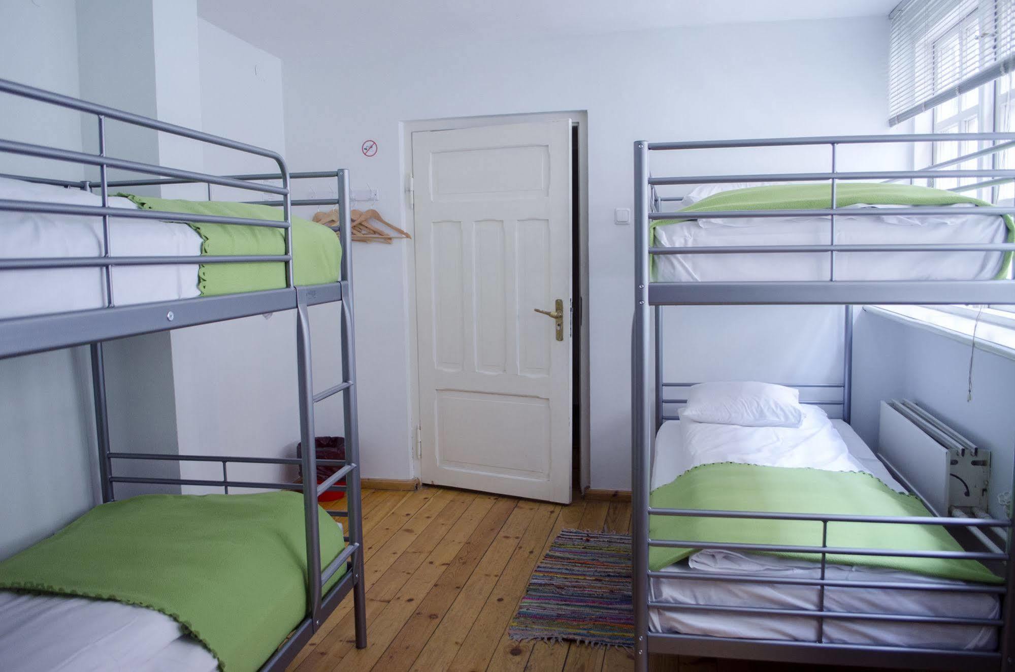ריגה Red Nose Hostel With Self-Check In מראה חיצוני תמונה